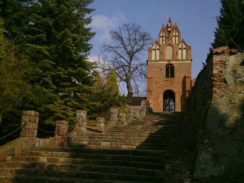 CZERWIŃSK. BRAMA PROWADZĄCA DO KOŚCIOŁA. Foto: Liliana Kołłątaj
