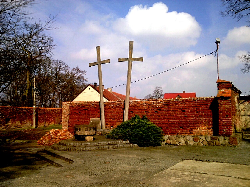 CZERWIŃSK. DZIEDZINIEC KOŚCIOŁA. Foto: Liliana Kołłątaj