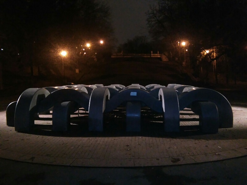 POMNIK W PARKU NA SKARPIE