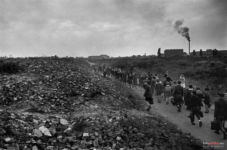 Getto, po powstaniu w getcie.Niska w strobę Okopowej i Powązek.