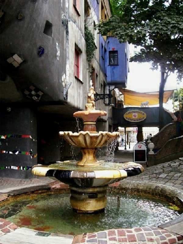 Wiedeń. Fontanna przed Domem Hundertwassera, oczywiście autorstwa tego architekta. Foto: Liliana Kołłątaj