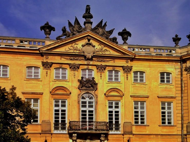 Dawny pałac Sapiehów. Fronton i tympanon z Ateną i flagami. Foto: Liliana Kołłątaj