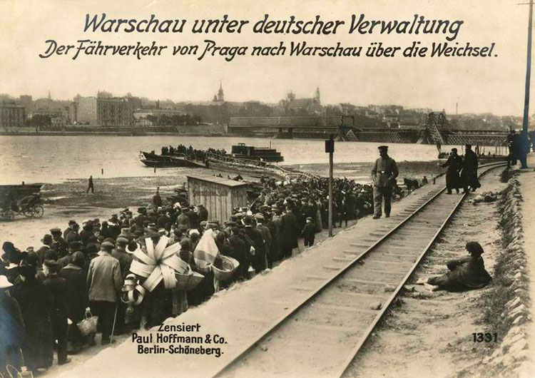 Kolejka pasażerów do promu przez Wisłę przy stacji Most. Zdjęcie niemieckie z czasów I wojny światowej