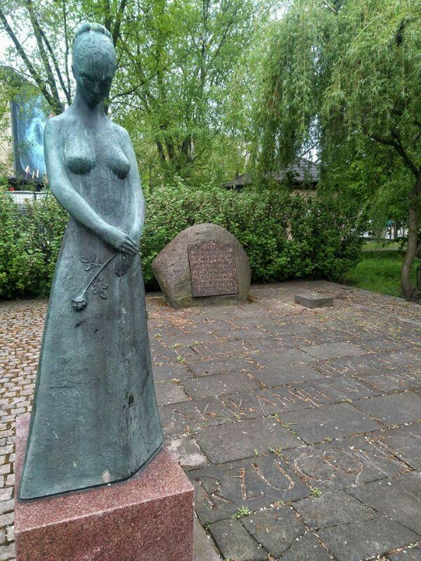 KOBIETA Z RÓŻĄ. Foto: Liliana Kołłątaj