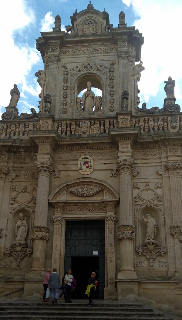 LECCE. PRZED WEJŚCIEM DO KATEDRY. Foto: Liliana Kołłątaj