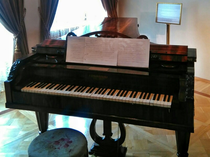 PAŁAC W SANNIKACH. FORTEPIAN W SALONIE