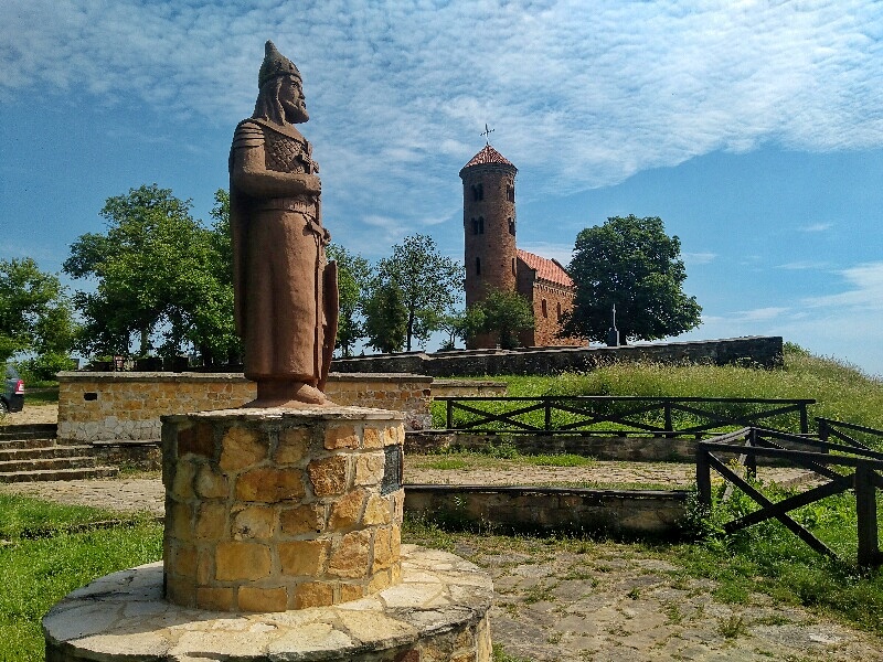 INOWŁÓDZ. POMNIK WŁADYSŁAWA HERMANA Z SYNEM. W TLE KOŚCIÓŁ ŚW. IDZIEGO. Foto: Liliana Kołłątaj