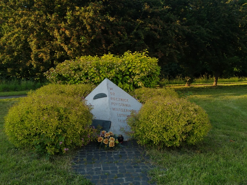 Obelisk RAF-u przy Redutowej