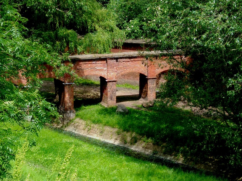 Park Fosa i akwedukt nad resztkami rzeki Drny