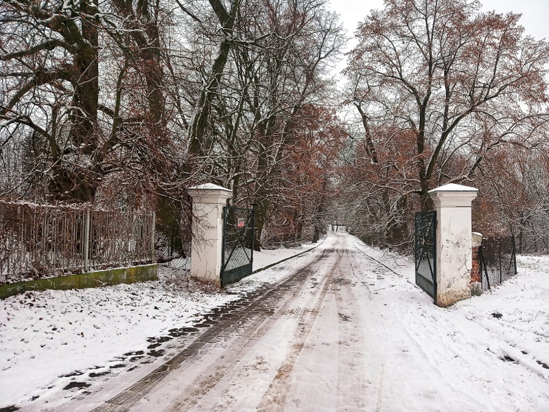 Zaborów brama dawnych posiadłości Goldstandów