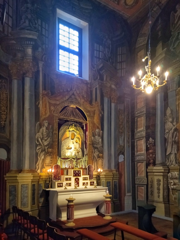 Mariańskie Porzecze ołtarz w bocznej nawie obraz Matki Bożej Bolesnej