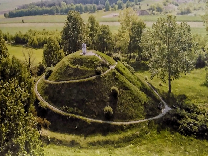 Wola Okrzejska Kopiec z popiersiem Sienkiewicza