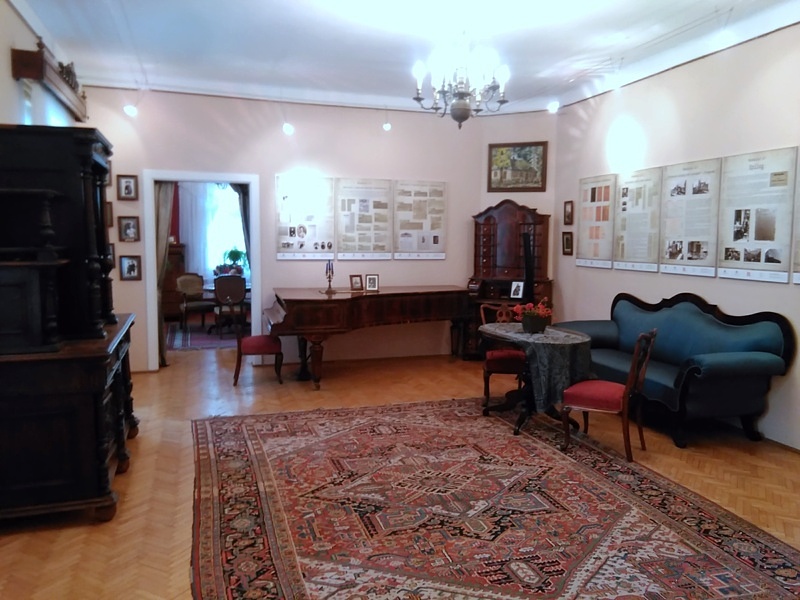 Wola Okrzejska salonik z fortepianem