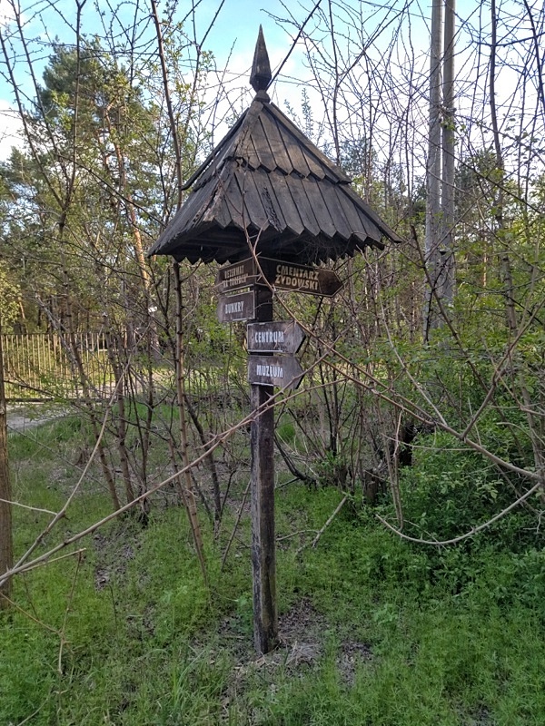 Anielin Cmentarz Żydowski drogowskaz