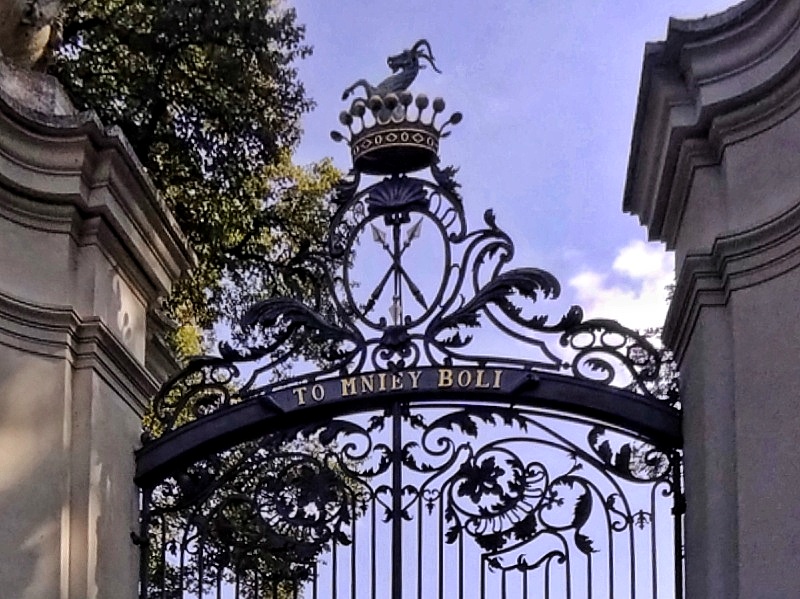 Kozłówka brama z herbem i zawołaniem