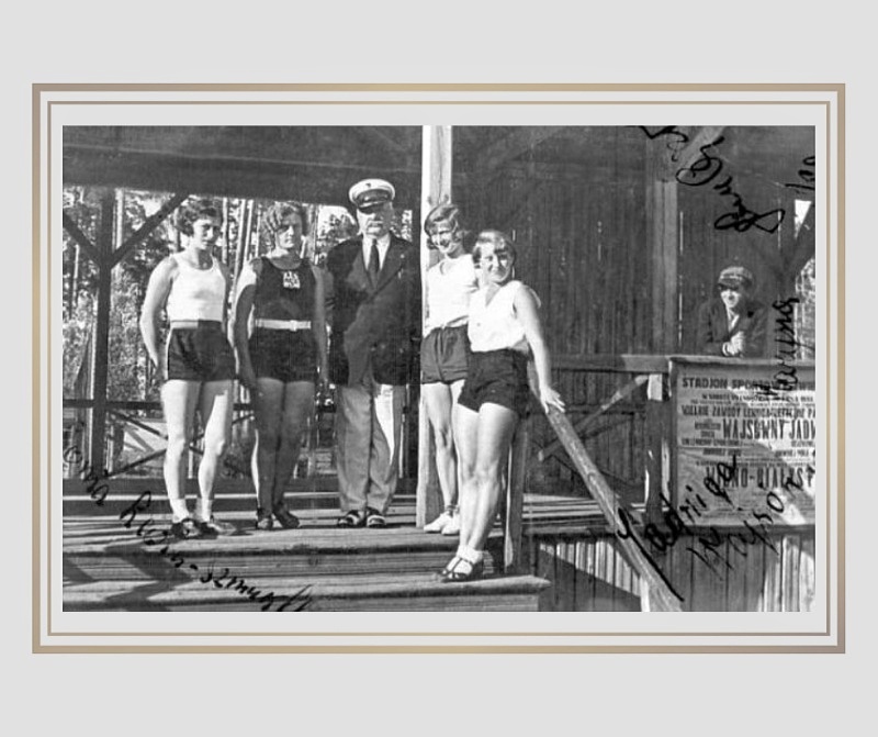 Mikołaj Kawelin w towarzystwie sportsmenek