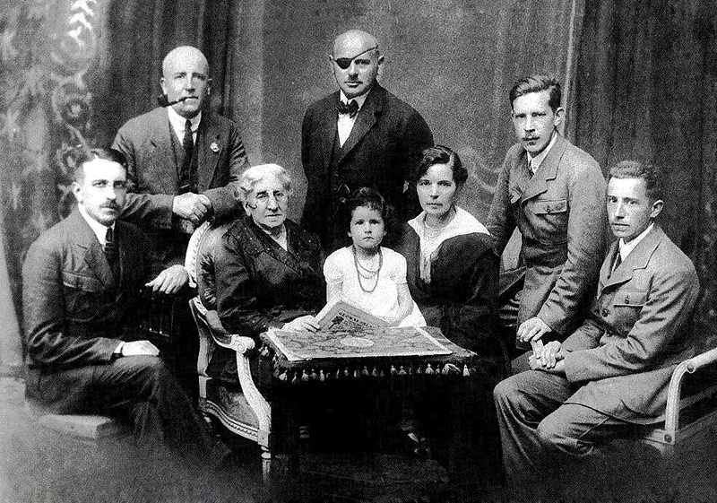 Rodzina Hiszpańskich w willi przy Narbutta 18 ok r.1920