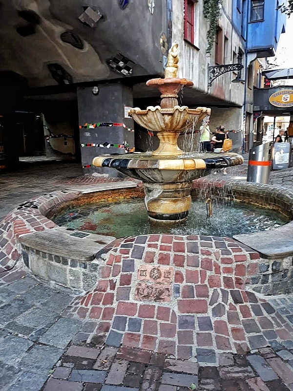 Wiedeń fontanna Hundertwassera