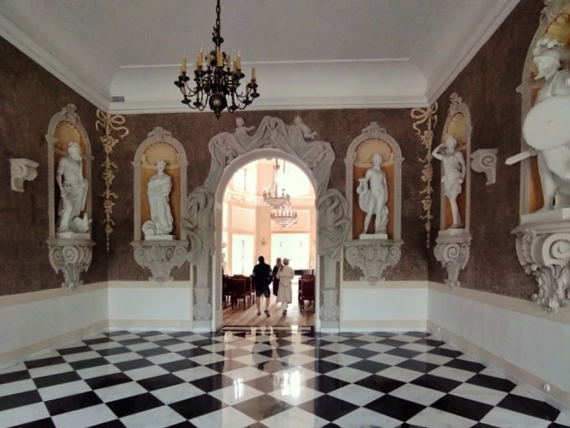 Otwock Wielki sień przed salą balową