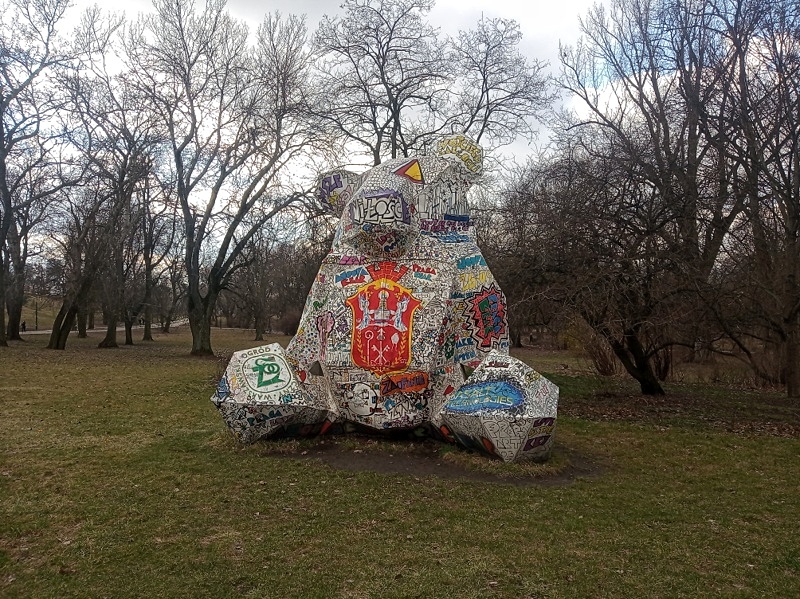 Park praski gazetowy misiek