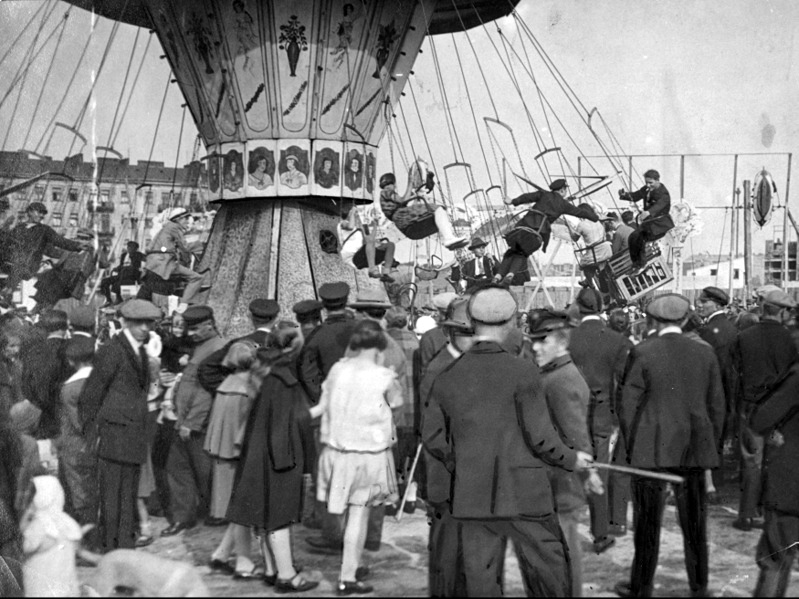 Warszawa Park Praski Lunapark karuzela