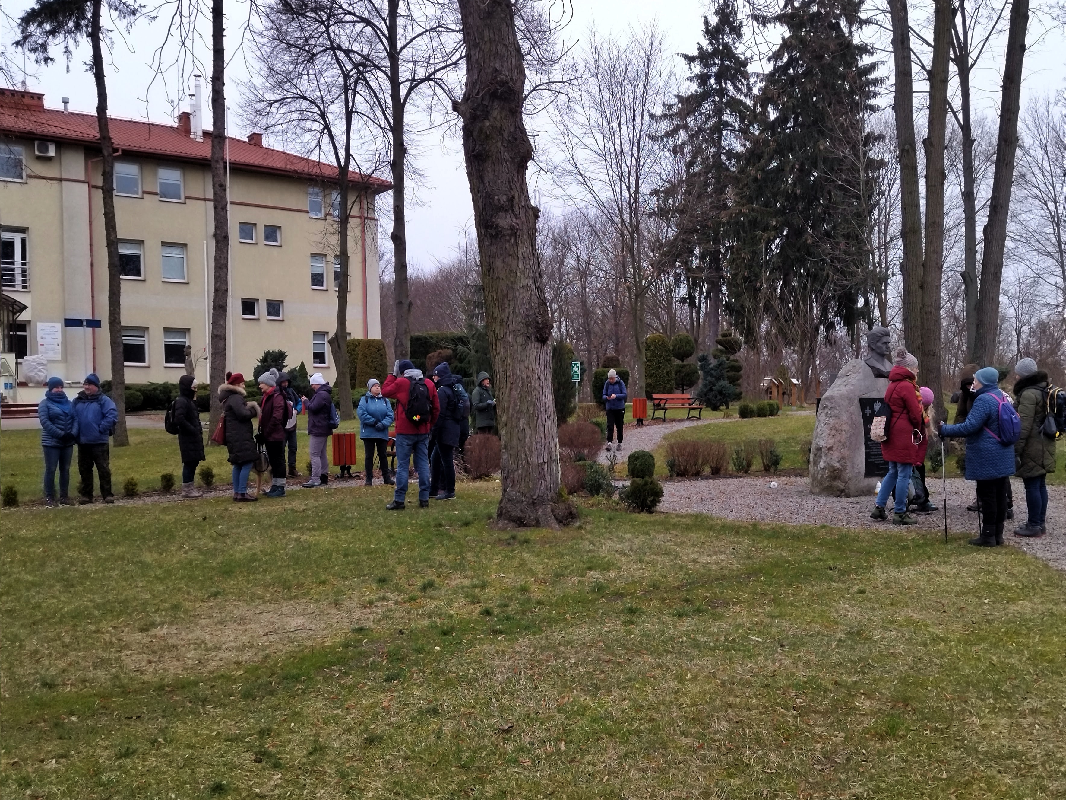 Wiązowna skwer przed Urzędem Gminy